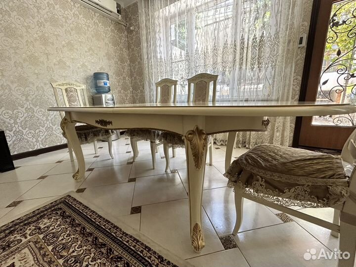 Стол со стульями