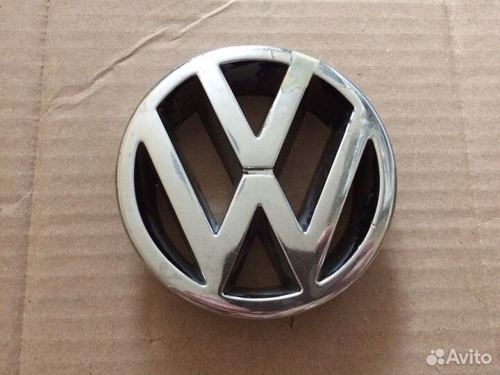 Эмблема передняя Volkswagen 321853601B