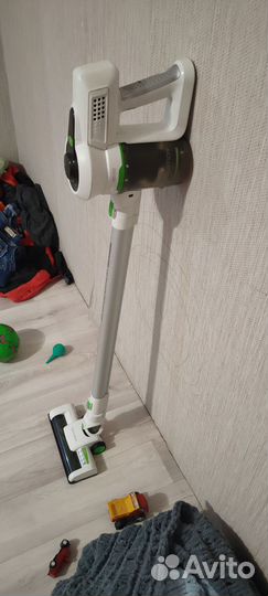 Пылесос на аккумуляторе Redmond rv-ur357