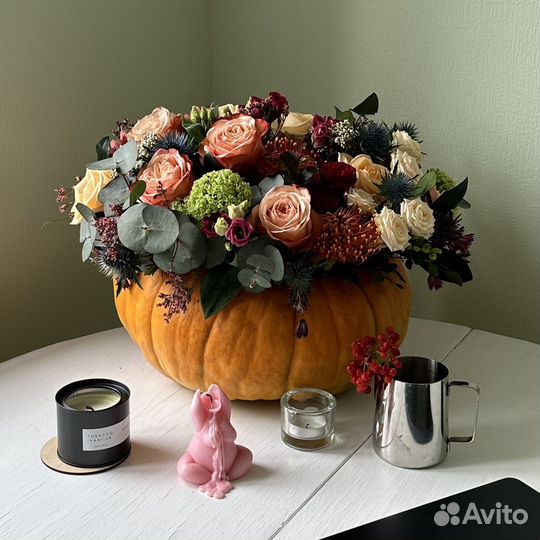 Композиция сборная из цветов в тыкве