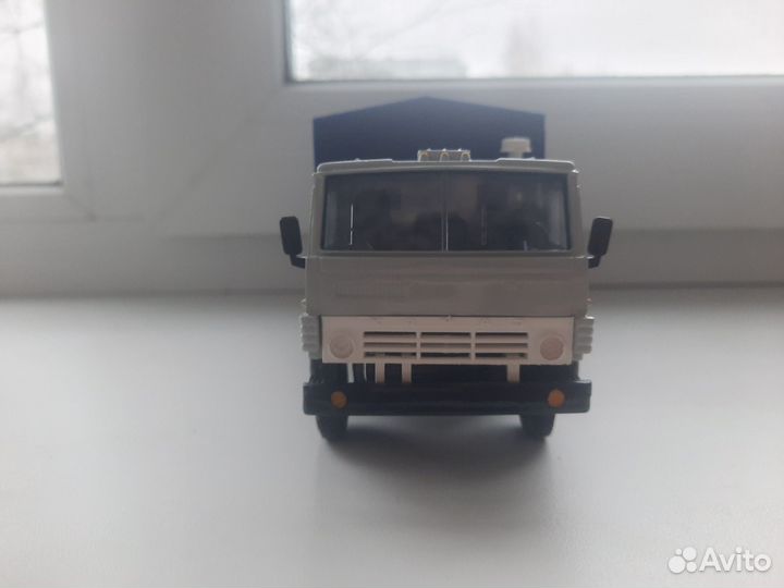Модель коллекционной машинки 1 43