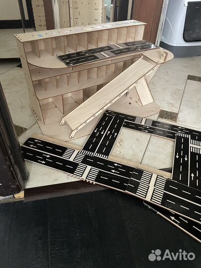 Гараж для машинок деревянный