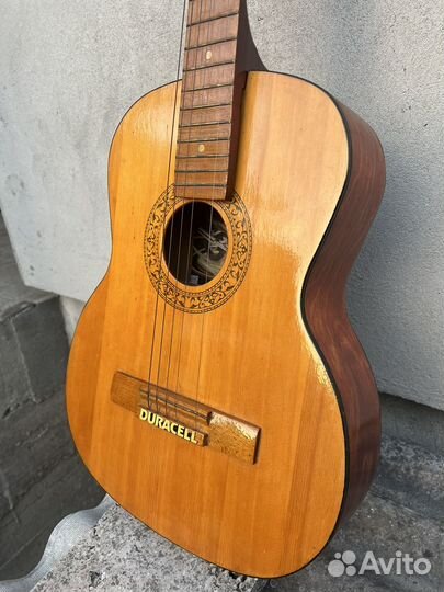 Акустическая гитара без одной струны