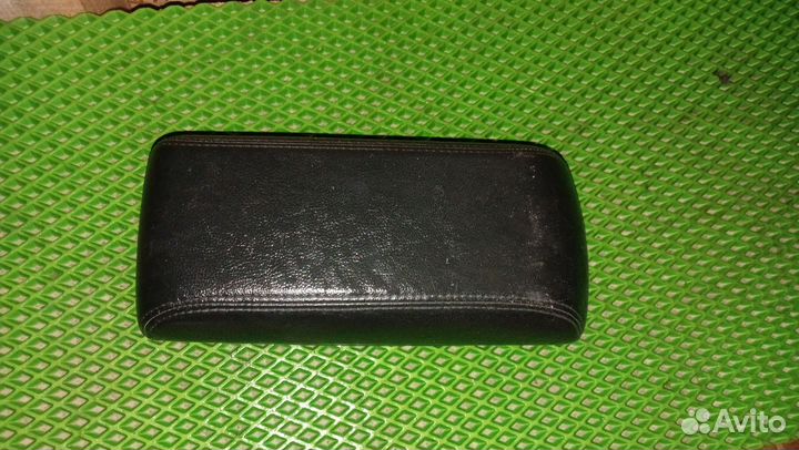 Подлокотник кожа Nissan Primera P11