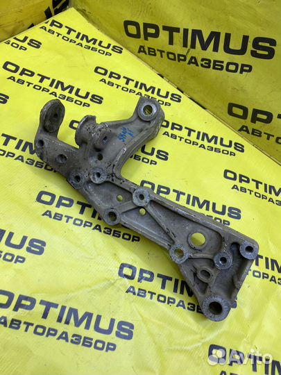 Кронштейн левого рычага Skoda Octavia A5