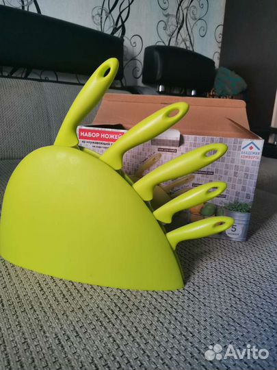 Набор кухонных ножей с подставкой