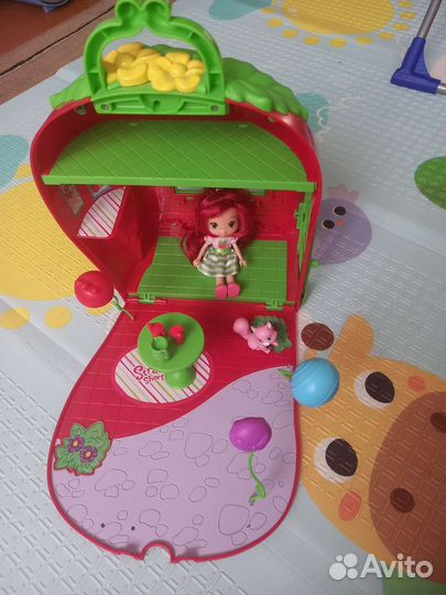 Домик Шарлотты землянички с куклой
