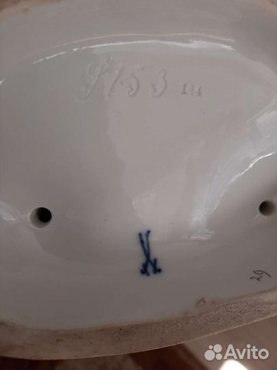 Статуэтка старинная,фарфор