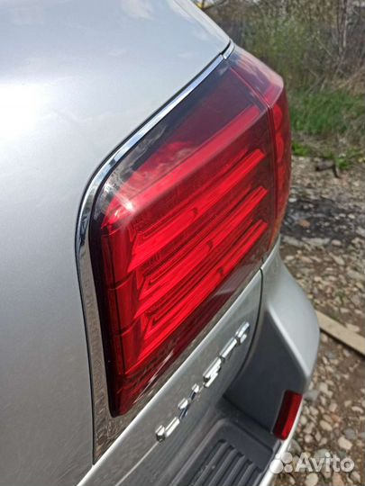 Фонарь задний правый в крышку багажника Lexus LX 5