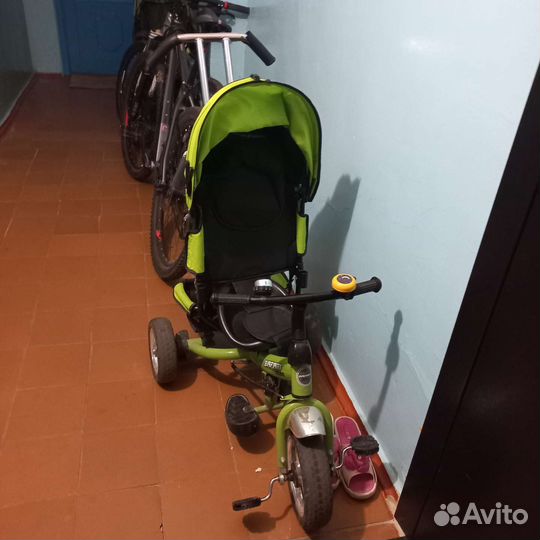 Детский велосипед с ручкой