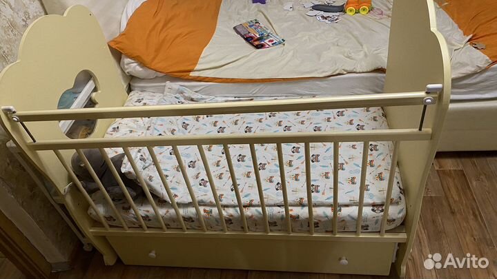 Детская кроватка с маятником и матрасом