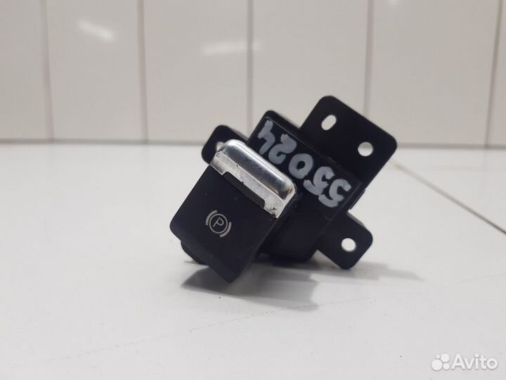 Кнопка фиксатора стояночного тормоза