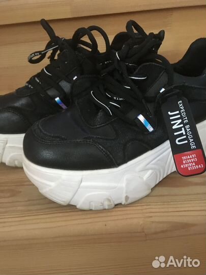 Кроссовки женские