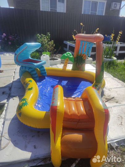 Детский надувной бассейн с горкой