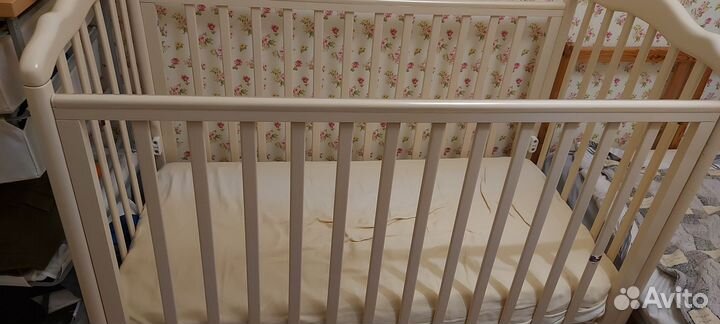 Детская кроватка с маятником и ящиком