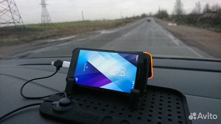 Автозарядное устройство с держателем