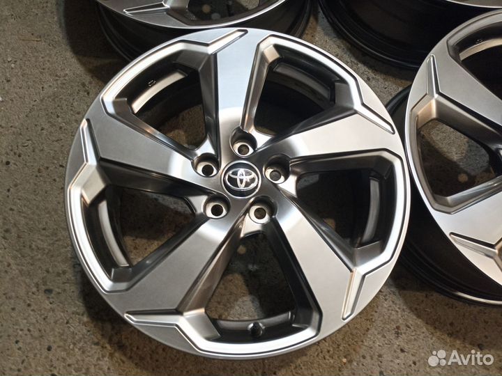 Эффектный оригинал Toyota Rav4 R18 5x114.3