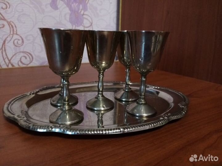 Поднос с рюмками