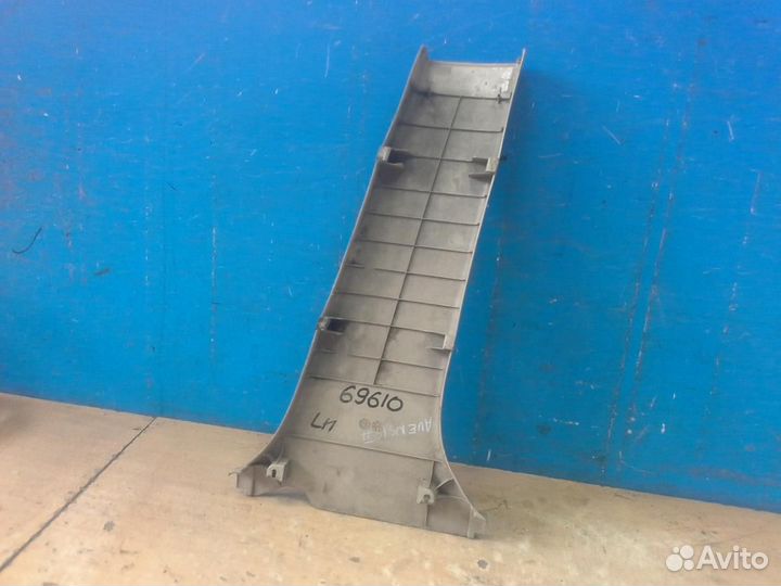 Обшивка средней стойки левая Toyota Avensis II 200