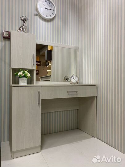 Туалетный столик с зеркалом новый