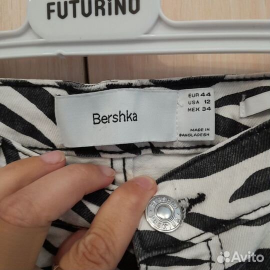 Джинсы клеш bershka