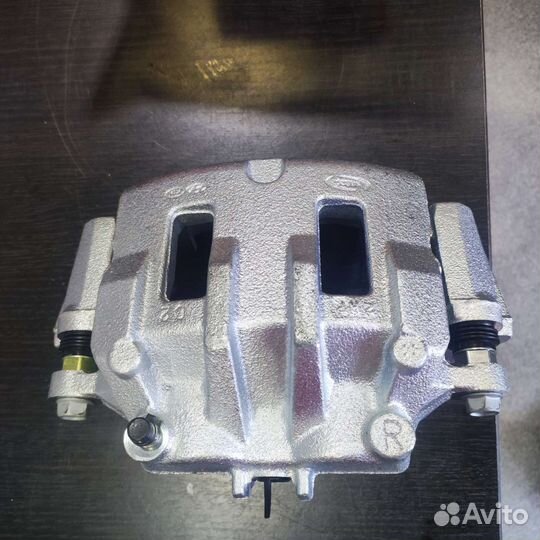 Суппорт передний левый / правый Hyundai H1/Starex