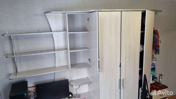 Стенка в комнату