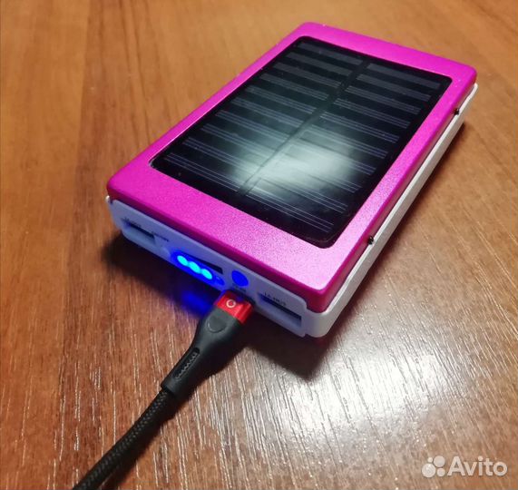Повербанк с фонарём и солнечной батареей