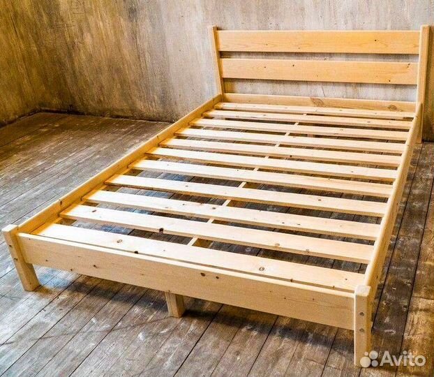 Двуспальная кровать из дерева