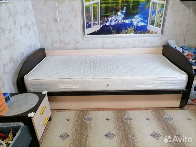 Кровать и прикроватная тумбочка