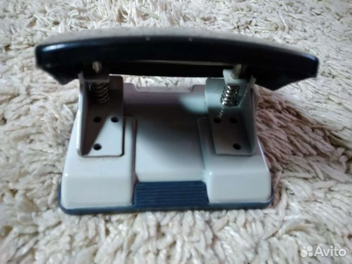 Дырокол металлический Lamark на 20 листов