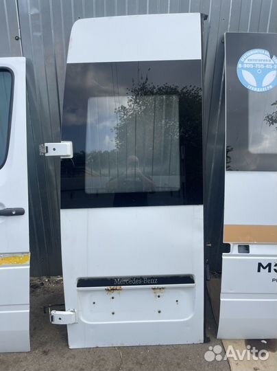 Задняя распашная левая дверь на Mercedes 909