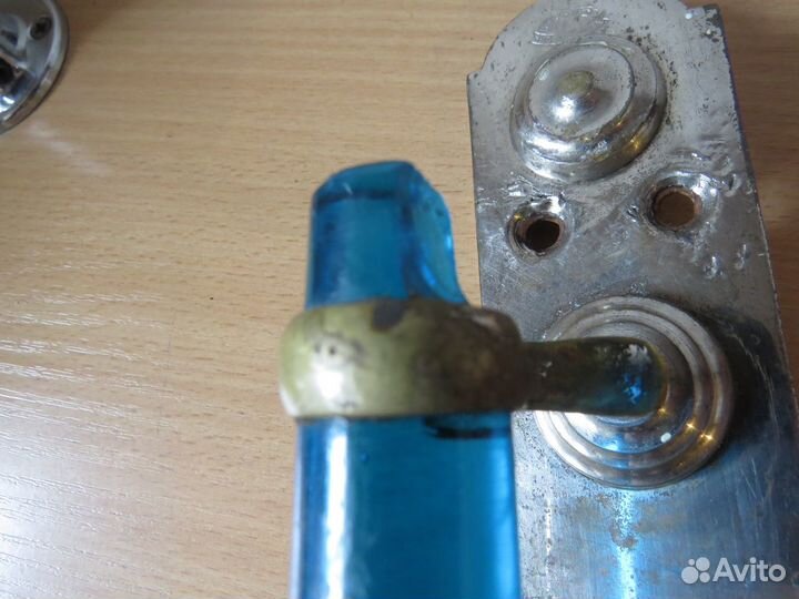 Большая дверная ручка с синим стеклом