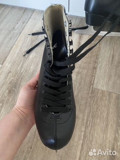 Коньки фигурные женские 37 размер