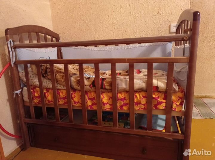 Детская кроватка с маятником