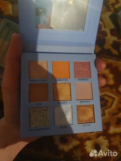 Makeup revolution friends eyeshadow palette phoebe