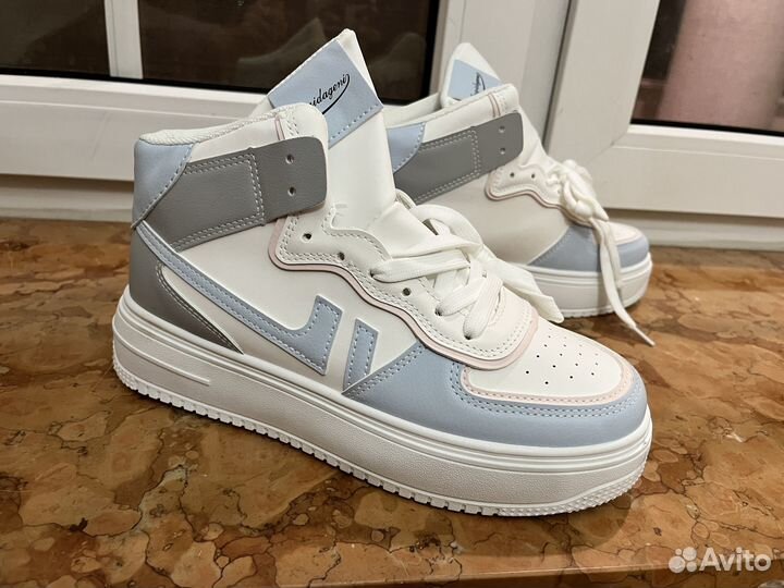 Кроссовки женские