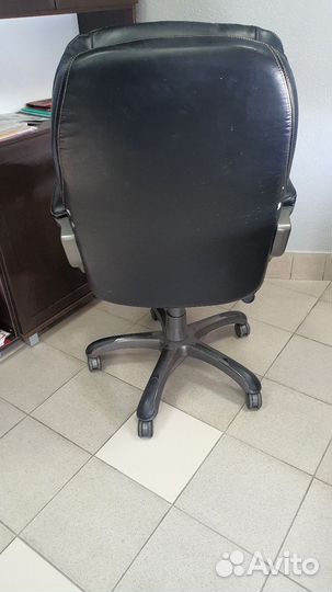Офисное кожаное кресло бу