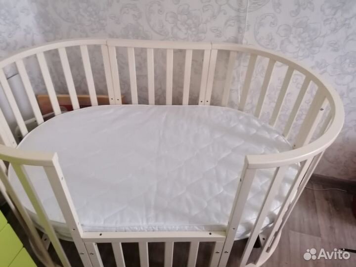Детская кроватка с маятником