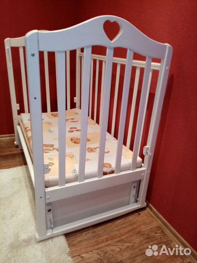 Детская кроватка с маятником