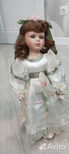 Кукла фарфоровая