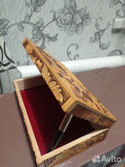 Деревянная шкатулка