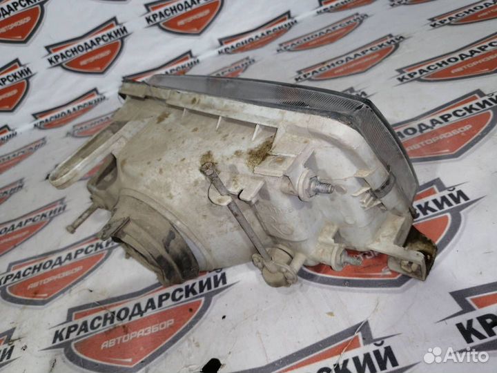 Фара Toyota Corolla справа спереди