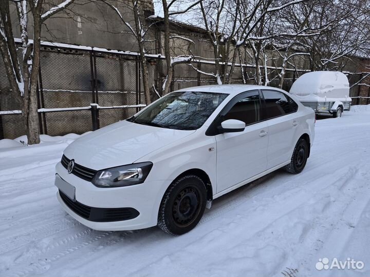 Volkswagen Polo 1.6 МТ, 2012, битый, 128 000 км