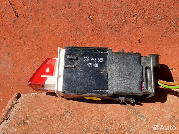 Кнопка аварийной сигнализации VW Passat B6