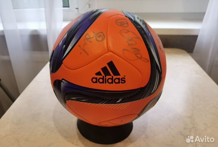 Футбольный мяч с автографами пфк Кристалл