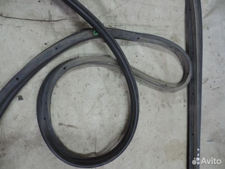 Уплотнитель двери задний правый Toyota Platz 1999