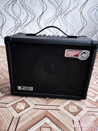 Гитарный комбоусилитель c драм-машиной