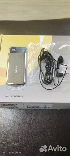 Задняя крышка телефона Nokia 6700 и наушник