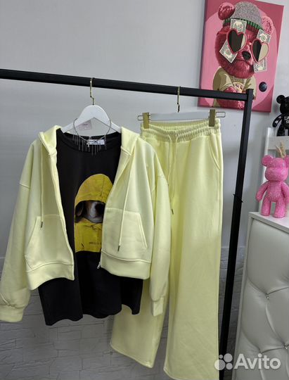 Лимонный костюм желтый